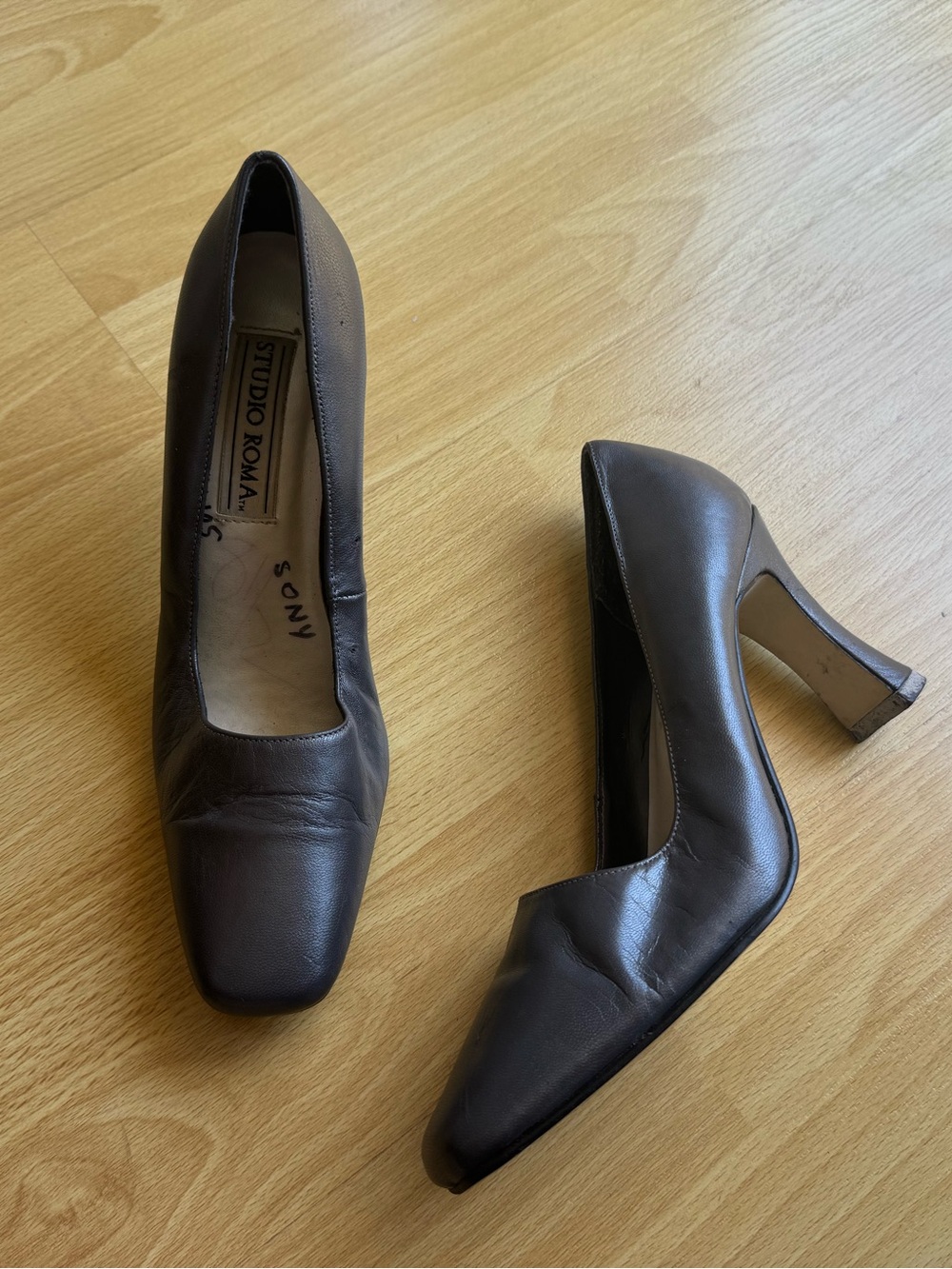 Vintage Studio Roma grey leather heels